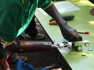 Cutting vegetable by using a hook
